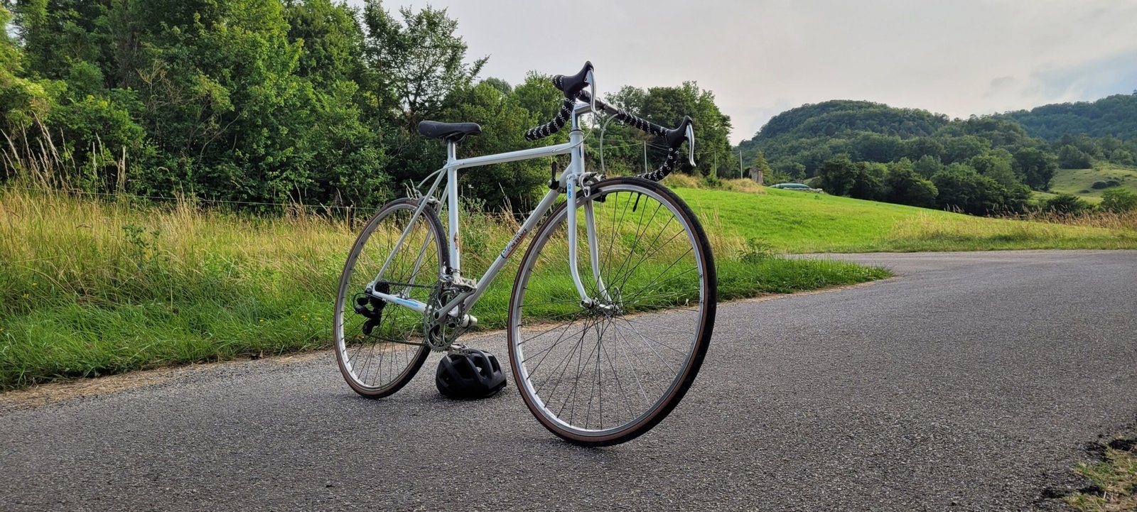 vintage bike white vitus 999 tour de france 1980s prologuo sinplex hutchinson- cycle raymond